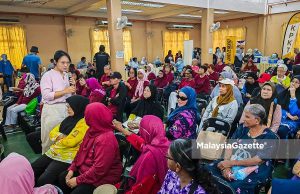 Sebahagian warga emas yang mendengar ceramah kesihatan pada program WE Fit Dewan Undangan Negeri (DUN) Kepayang di Dewan Greentown, Rumah Pangsa Jalan Hospital, Ipoh baru-baru ini. Foto Rosdalilah Zahari warga emas fit aktif