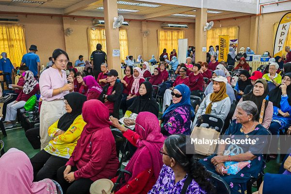 warga emas perak Sebahagian warga emas yang mendengar ceramah kesihatan pada program WE Fit Dewan Undangan Negeri (DUN) Kepayang di Dewan Greentown, Rumah Pangsa Jalan Hospital, Ipoh baru-baru ini. Foto Rosdalilah Zahari warga emas fit aktif
