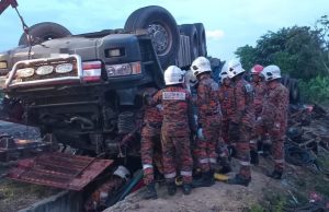 Pemandu maut lori muatan besi terbalik