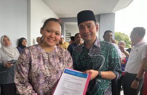 Teruja dapat tandatangan MB atas surat Youth International Model United Nation