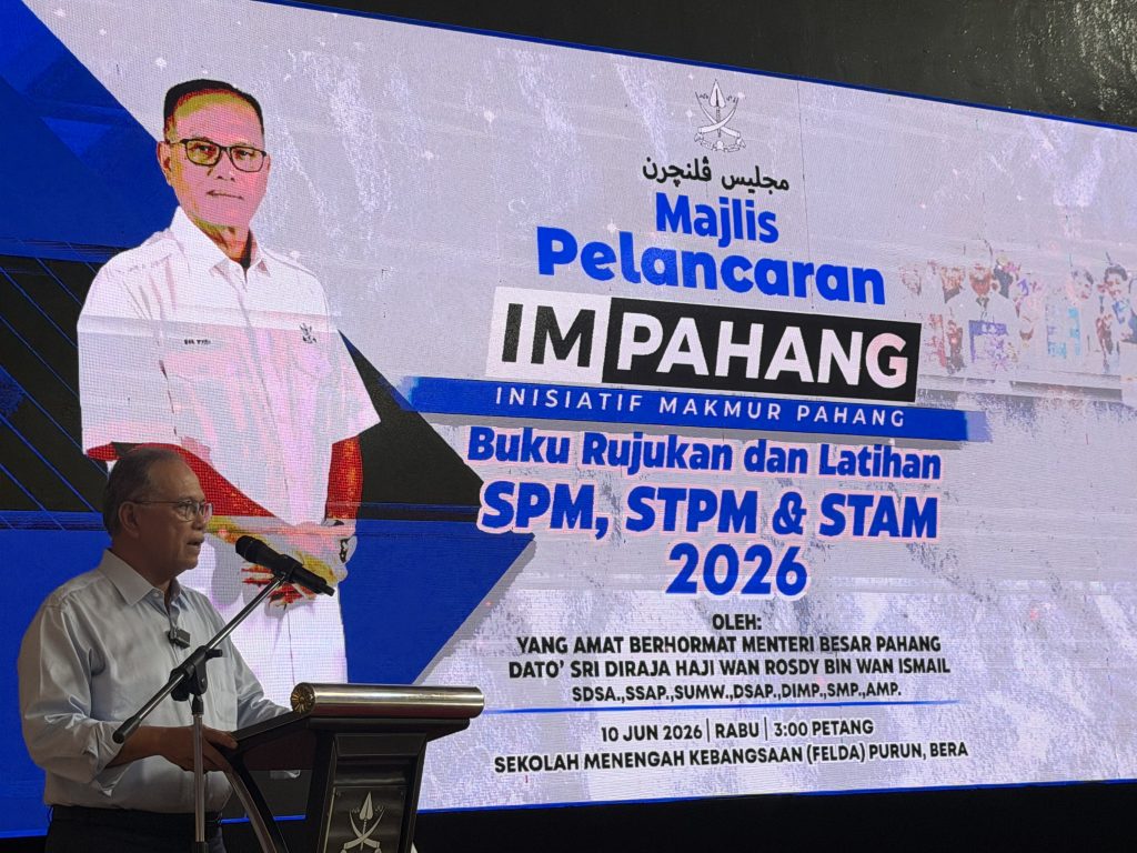 Wan Rosdy berucap ketika pelancaran Inisiatif Makmur Pahang - Buku Rujukan dan Latihan SPM, STPM, STAM Bagi Tahun 2026 di Sekolah Menengah Kebangsaan Felda Purun