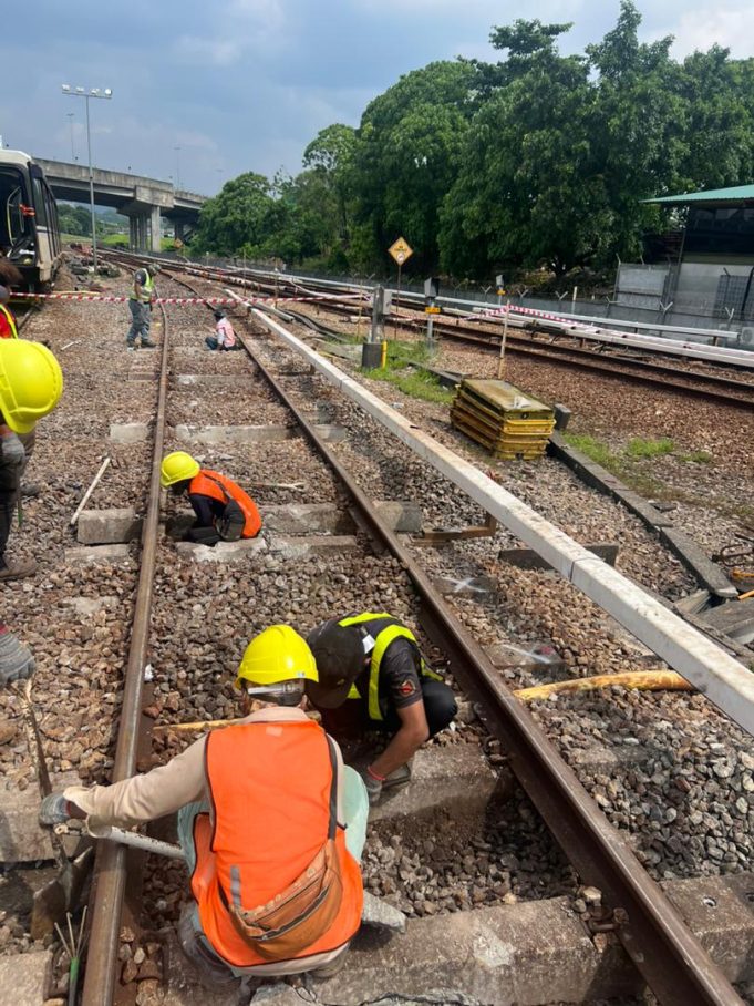 Kerja baiki landasan.