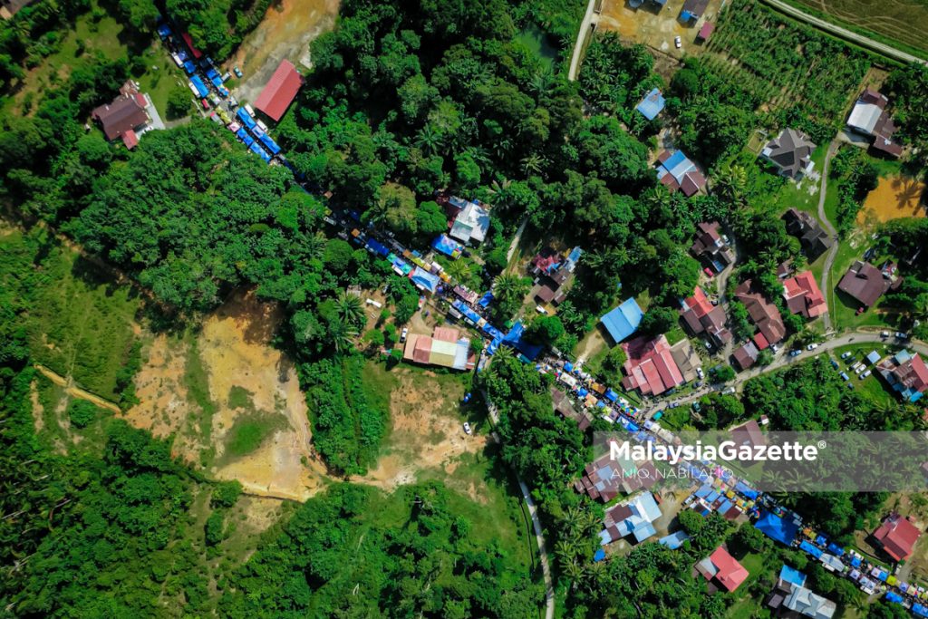 Pemandangan Pasar Pagi Sungai Bayor di Selama yang diiktiraf sebagai pasar pagi terpanjang di Malaysia dengan jarak kira-kira 2.32 kilometer, sekali gus menjadi tarikan pelancongan luar bandar di negeri Perak. Foto ANIQ NABILAFIQ ANUAR, 01 MEI 2026.