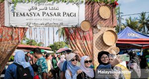 Suasana meriah orang ramai bersama peniaga ketika berlangsungnya Pasar Pagi Sungai Bayor di Selama yang menjadi tarikan pelancongan luar bandar di negeri Perak. Foto ANIQ NABILAFIQ ANUAR, 01 MEI 2026.