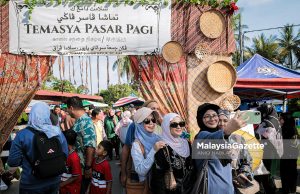 Suasana meriah orang ramai bersama peniaga ketika berlangsungnya Pasar Pagi Sungai Bayor di Selama yang menjadi tarikan pelancongan luar bandar di negeri Perak. Foto ANIQ NABILAFIQ ANUAR, 01 MEI 2026.