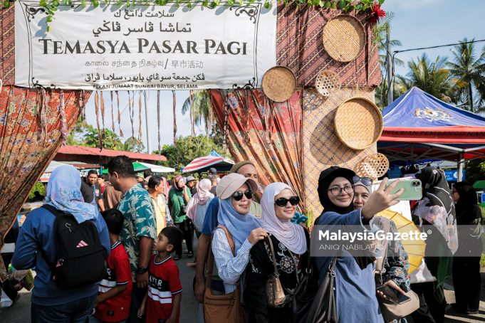 Suasana meriah orang ramai bersama peniaga ketika berlangsungnya Pasar Pagi Sungai Bayor di Selama yang menjadi tarikan pelancongan luar bandar di negeri Perak. Foto ANIQ NABILAFIQ ANUAR, 01 MEI 2026.