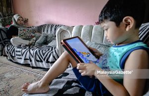 Telefon di tangan, anak di pinggiran