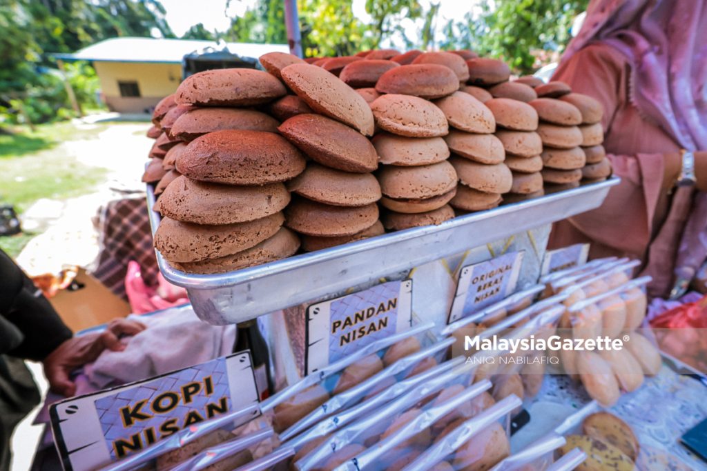 Deretan peniaga tempatan memeriahkan Pasar Pagi Sungai Bayor di Selama dengan pelbagai pilihan jualan ketika tinjauan lensa MalaysiaGazette (MG) Perak, pada Jumaat. Foto ANIQ NABILAFIQ ANUAR, 19 JUN 2026.
