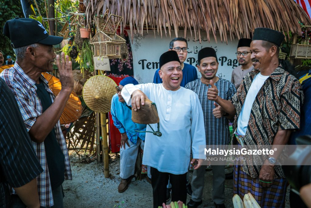 Menteri Besar Perak, Datuk Seri Saarani Mohamad ketika beramah mesra bersama peniaga di Pasar Pagi Sungai Bayor, Selama, pada Jumaat. Foto ANIQ NABILAFIQ ANUAR, 19 JUN 2026.