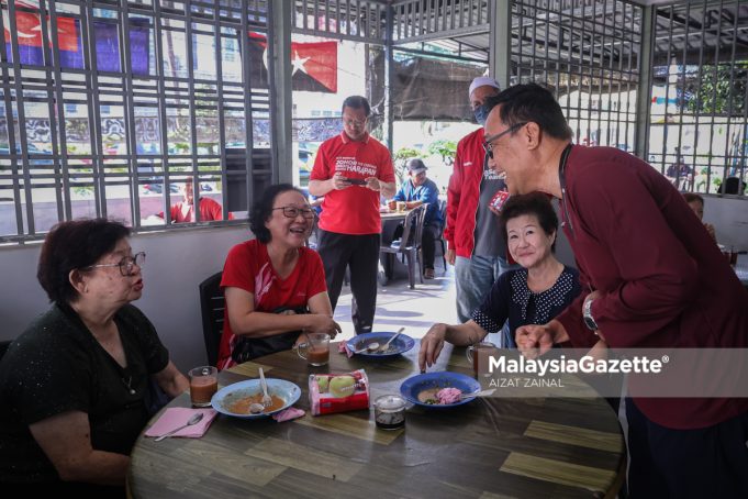 MENYANTUNI PENDUDUK SETEMPAT