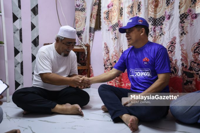 MENYANTUNI PENDUDUK SETEMPAT