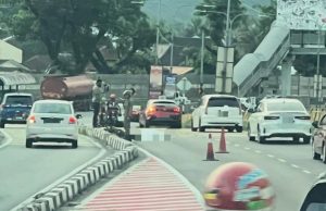 Penunggang motosikal maut digilis lori