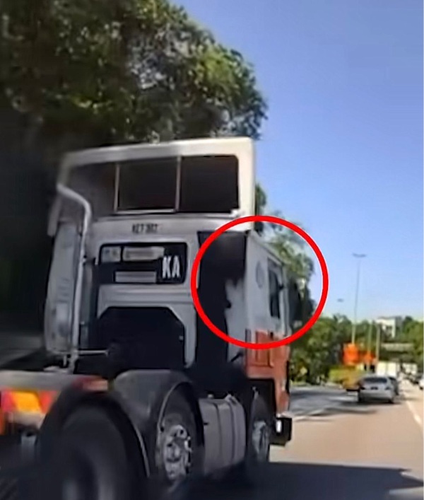 Pemandu lori tunjuk isyarat lucah, pandu berbahaya di Lebuhraya Kajang Silk menghala ke Bandar Baru Bangi.