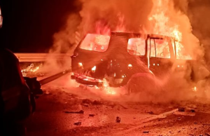 Seorang rentung, pemandu treler cedera nahas dua kenderaan