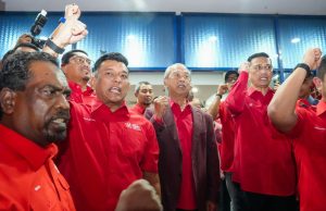 Laungan Hidup Bersatu sambut ketibaan Muhyiddin hadir mesyuarat MPT