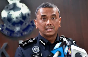 Dua pelajar rempuh anggota polis ditahan