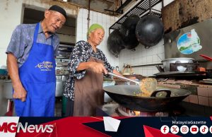 Nasi Goreng Cendawan Ayam RM8! Walau Usia Sudah Lanjut, Dua Beradik Sepakat Terus Berniaga