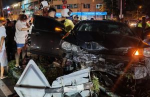 Lelaki tersepit, kereta terbabas sebelum rempuh pembahagi jalan