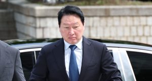 SK Group Chairman Chey Tae-won arriving at a court to attend his retrial regarding the division of assets with his former wife Roh Soh-yeong, director of Art Center Nabi, at the Seoul High Court in Seoul. Photo by AFP