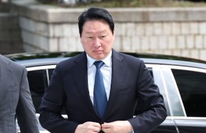 SK Group Chairman Chey Tae-won arriving at a court to attend his retrial regarding the division of assets with his former wife Roh Soh-yeong, director of Art Center Nabi, at the Seoul High Court in Seoul. Photo by AFP