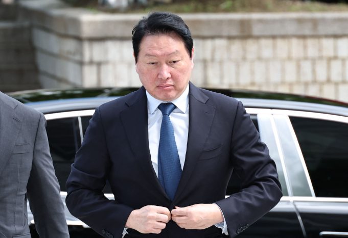 SK Group Chairman Chey Tae-won arriving at a court to attend his retrial regarding the division of assets with his former wife Roh Soh-yeong, director of Art Center Nabi, at the Seoul High Court in Seoul. Photo by AFP