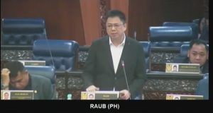 Ahli Parlimen Raub, Chow Yu Hui dan Ahli Parlimen Maran, Datuk Seri Dr Ismail Abd. Muttalib di Dewan Rakyat, hari ini.