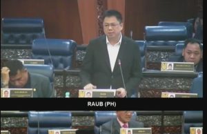 Ahli Parlimen Raub, Chow Yu Hui dan Ahli Parlimen Maran, Datuk Seri Dr Ismail Abd. Muttalib di Dewan Rakyat, hari ini.
