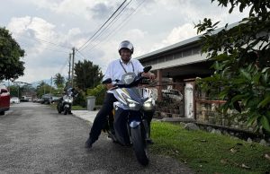 Nor Azman tukar strategi kempen, guna motosikal dekati lebih ramai pengundi