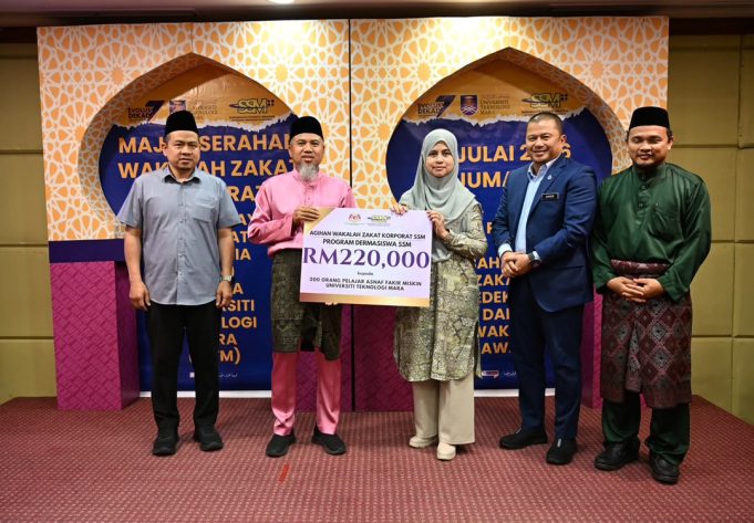 GAMBAR 1- SSM SUMBANG WAKALAH ZAKAT KORPORAT BERJUMLAH RM220,000 KEPADA PELAJAR ASNAF UiTM SHAH ALAM