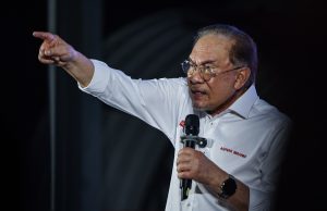 MB Johor jangan tumpu projek mega, dengar masalah rakyat – Anwar