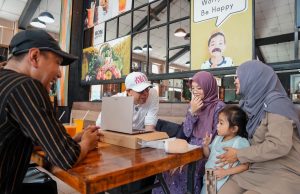 Steven hadiah laptop kepada anak bekas pemandu, sokong impian jadi peguam syarie