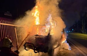 Lima melecur van pekerja terbakar langgar tiang elektrik
