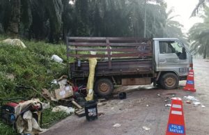 Buruh ladang maut, motosikal dihempap lori di Rompin