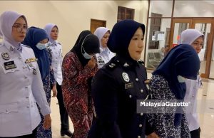 Tiga ‘minah rempit’ didakwa lakukan aksi ‘superman’