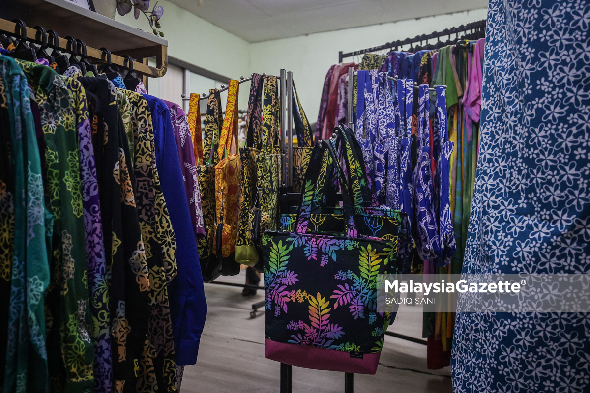 koleksi batik negeri johor