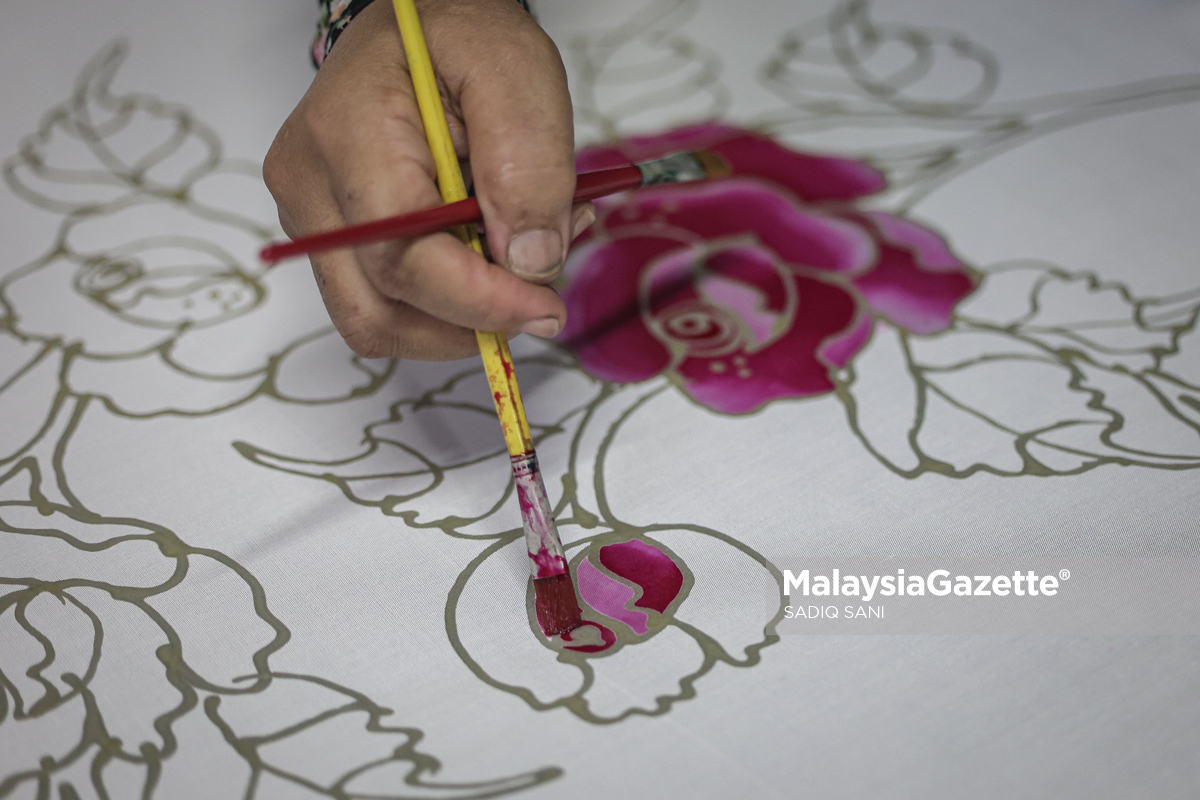 kerja-kerja mewarna batik