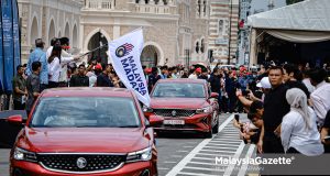 Perdana Menteri, Datuk Seri Anwar Ibrahim ketika gimik pelepasan (flag off) pada Majlis Peluncuran Program Pembaharuan Teksi MADANI Nasional di Dataran Merdeka, Kuala Lumpur. Foto MUHAIMIN MARWAN, 3 Julai 2026.