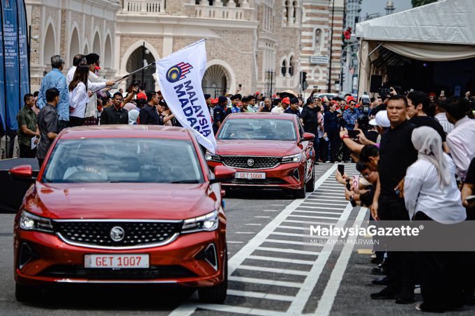 MGF03072026_ANWAR-22 Perdana Menteri, Datuk Seri Anwar Ibrahim ketika gimik pelepasan (flag off) pada Majlis Peluncuran Program Pembaharuan Teksi MADANI Nasional di Dataran Merdeka, Kuala Lumpur. Foto MUHAIMIN MARWAN, 3 Julai 2026.
