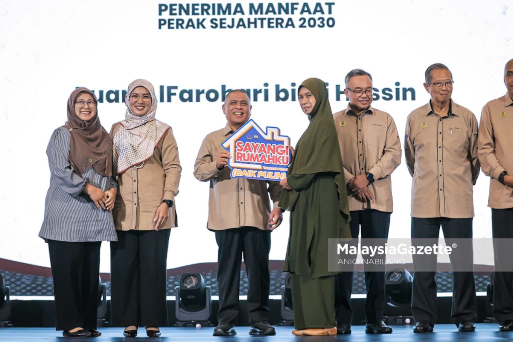 Menteri Besar Perak, Datuk Seri Saarani Mohamad menyerahkan replika Siap Baik Pulih Rumah kepada penerima bagi Program Sayangi Rumahku sempena Majlis Pembentangan Laporan Kemajuan Tahun Keempat Perak Sejahtera 2030 di Pusat Konvensyen Casuarina@Meru, Ipoh, pada Isnin. Foto ANIQ NABILAFIQ ANUAR, 06 JULAI 2026.