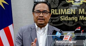 Ahli Parlimen Shah Alam, Azli Yusof bercakap pada sidang media mengenai isu kebimbangan terhadap rancangan penswastaan sistem parkir di Selangor yang dilihat memberi keuntungan besar kepada syarikat swasta di Bangunan Parlimen, Kuala Lumpur. Foto MUHAIMIN MARWAN, 21 Julai 2025