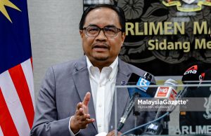 Mahasiswa perlu bebas bersuara, bukan lagi jadi mangsa AUKU – Azli Ahli Parlimen Shah Alam, Azli Yusof bercakap pada sidang media mengenai isu kebimbangan terhadap rancangan penswastaan sistem parkir di Selangor yang dilihat memberi keuntungan besar kepada syarikat swasta di Bangunan Parlimen, Kuala Lumpur. Foto MUHAIMIN MARWAN, 21 Julai 2025