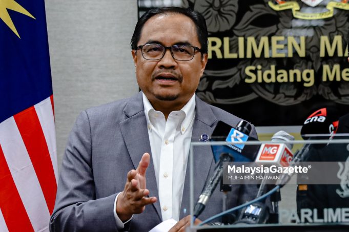 Ahli Parlimen Shah Alam, Azli Yusof bercakap pada sidang media mengenai isu kebimbangan terhadap rancangan penswastaan sistem parkir di Selangor yang dilihat memberi keuntungan besar kepada syarikat swasta di Bangunan Parlimen, Kuala Lumpur. Foto MUHAIMIN MARWAN, 21 Julai 2025