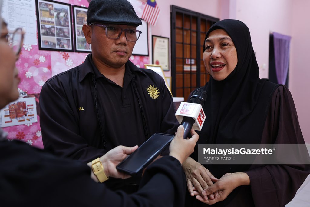 Peserta suami isteri, Zainal Abidin Tahar dan Rafidah Abd Radzak ketika temubual selepas menyertai program karya seni beg jut di Pusat Komuniti Desa Gagu, Kuala Klawang, Jelebu. Foto FAREEZ FADZIL, 24 JULAI 2026.
