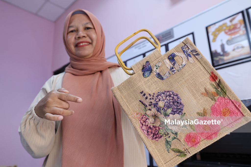 Peserta, Norshahida Mohd Noor ketika temubual selepas menyertai program karya seni beg jut di Pusat Komuniti Desa Gagu, Kuala Klawang, Jelebu. Foto FAREEZ FADZIL, 24 JULAI 2026.