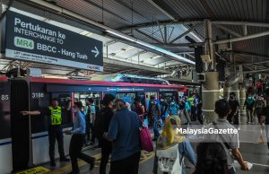 Penumpang pitam terjatuh ke landasan Stesen Hang Tuah