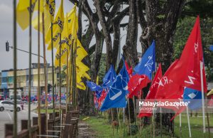 Bendera Pakatan Harapan, Barisan Nasional dan Parti Bersama berkibar sempena Pilihan Raya Negeri Johor ke-16 ketika tinjauan lensa MalaysiaGazette di Taman Desamas, Kulai. Foto SADIQ SANI, 30 JUN 2026.