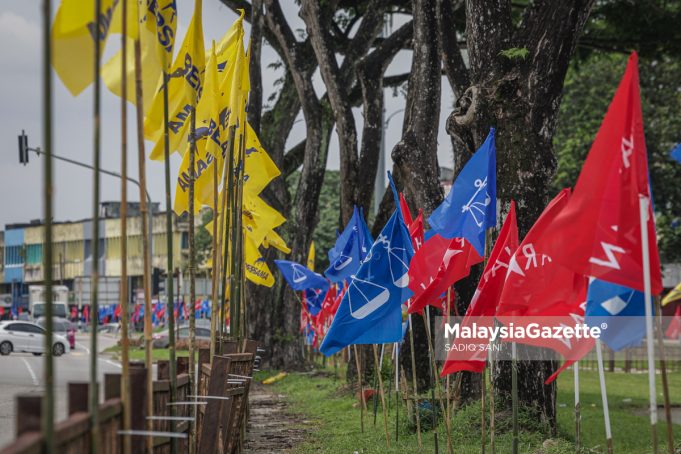 Bendera Pakatan Harapan, Barisan Nasional dan Parti Bersama berkibar sempena Pilihan Raya Negeri Johor ke-16 ketika tinjauan lensa MalaysiaGazette di Taman Desamas, Kulai. Foto SADIQ SANI, 30 JUN 2026. Bendera Pakatan Harapan, Barisan Nasional dan Parti Bersama berkibar sempena Pilihan Raya Negeri Johor ke-16 ketika tinjauan lensa MalaysiaGazette di Taman Desamas, Kulai. Foto SADIQ SANI, 30 JUN 2026.