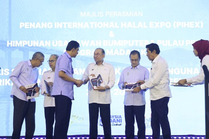 Naib Canselor USM menerima mandat dari YAB Perdana Menteri (2)