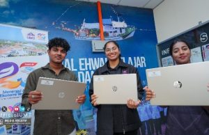 84 pelajar India di UMT terima komputer riba
