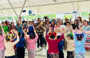 Rombongan Baba Nyonya pilih ETS hadiri Festival Peranakan Malaysia